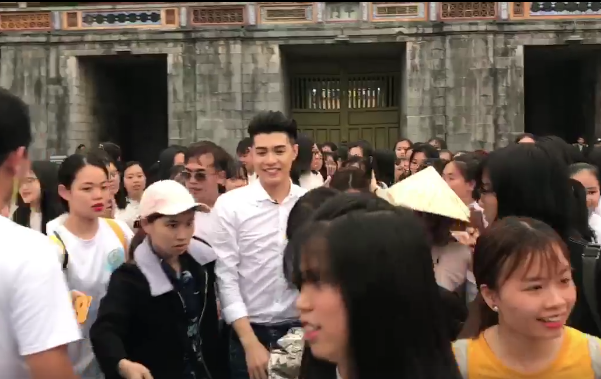 Video: Noo Phước Thịnh lại tiếp tục bị fan bao vây không thoát ra được