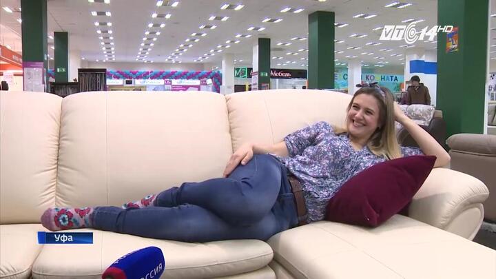 Việc nhẹ lương cao: Ngồi thử sofa, kiếm 1.000 USD/tháng