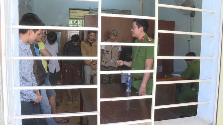 Nhóm thanh niên vừa chơi game vừa 'đập đá'