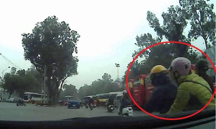 Nữ 'ninja' rẽ ẩu, va vào ôtô ngã dúi dụi