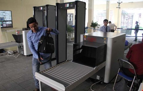 Phải kiểm tra an ninh trước khi vào UBND TP.HCM