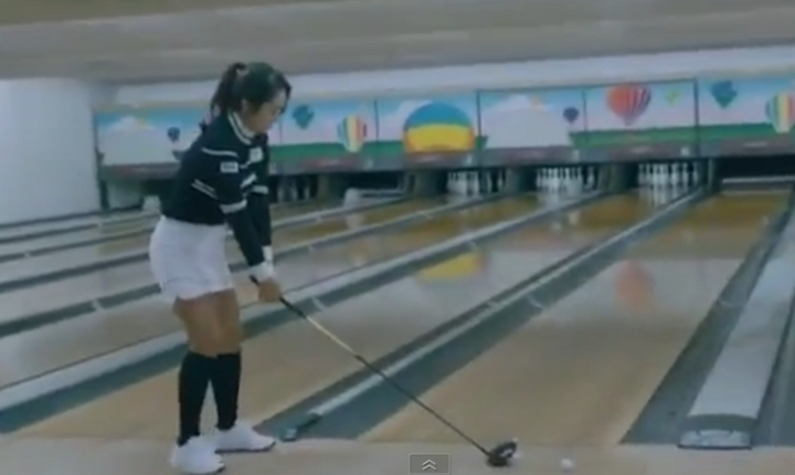 Nữ golf thủ Hàn Quốc xinh đẹp làm điều khó ai ngờ