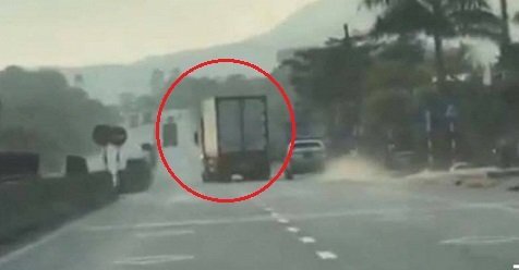 Tài xế container lao xe vào cảnh sát, lạng lách khi bị truy đuổi