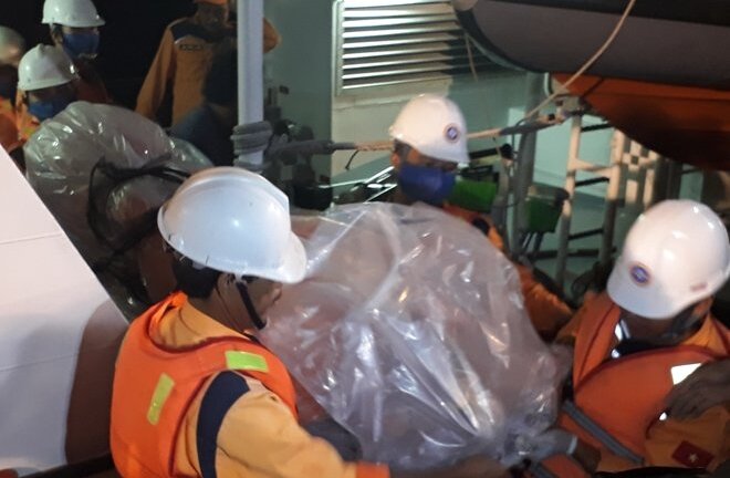 Thi thể thuyền phó tàu Hải Thành 26 đã được đưa về đất liền