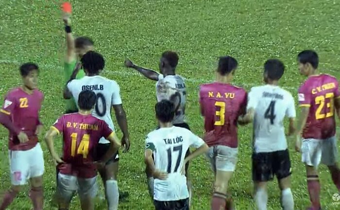 Cầu thủ Long An lại gây bão ở Thống Nhất: Lĩnh thẻ đỏ vì đạp bóng như Hoàng Vũ Samson