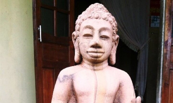 Đào được pho tượng phật bằng đá nguyên khối nghi cổ vật