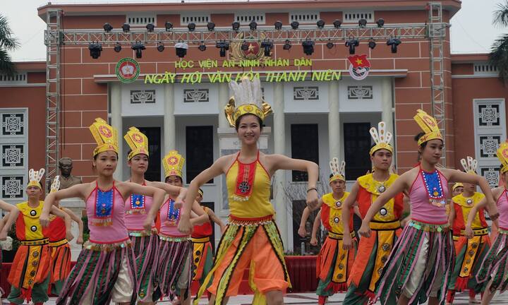 Hoa khôi Học viện An ninh xinh đẹp diễn kịch, nhảy dân vũ sôi động