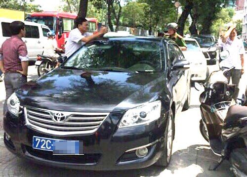 Ông Đoàn Ngọc Hải âm thầm lái xe riêng đi vi hành, xử lý 5 xe biển xanh