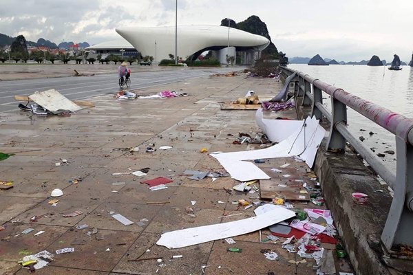 Rác ngập ngụa sau lễ hội hoa bên bờ vịnh Hạ Long