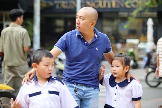 Đeo thẻ gắn chíp định vị cho học sinh để tránh ùn tắc giao thông ở TP.HCM