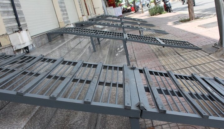 Bậc tam cấp vươn dài, trắng trợn ‘cướp’ vỉa hè ở TP.HCM