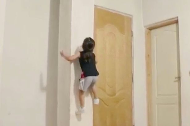 Bé 3 tuổi tay không leo tường như 'người nhện' gây sốc