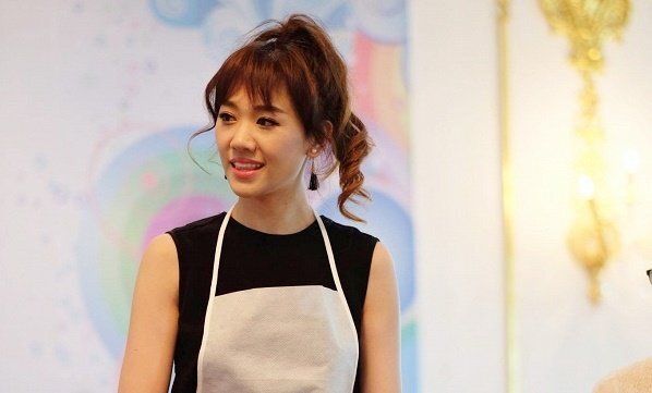 Thiếu ngủ trầm trọng, Hari Won vẫn rạng rỡ khoe tài làm kim chi