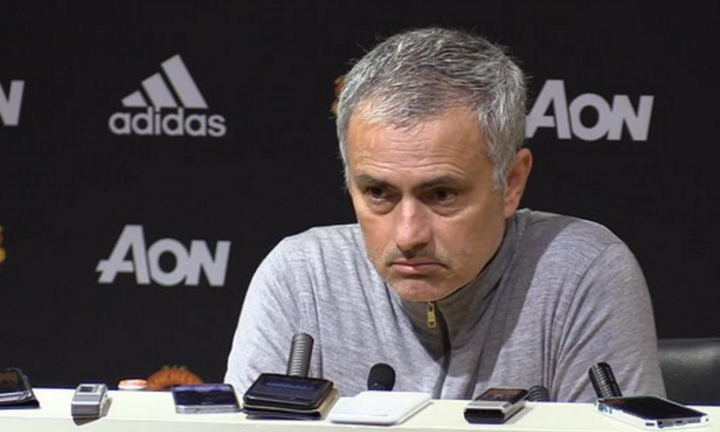 Mourinho mắng phóng viên: 'Tôi cười với HLV West Brom thì làm sao?'