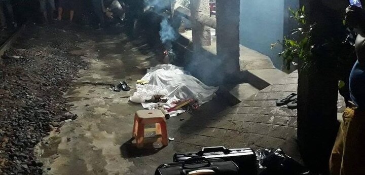 Ngồi hóng mát trên đường ray, người đàn ông bị tàu tông chết tại chỗ