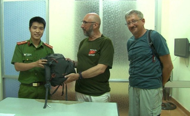 Nhận được ba lô đánh rơi, khách Tây viết thư cảm ơn Công an Huế