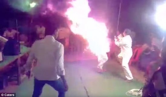 Nói vợ không nghe, chồng châm lửa tự thiêu mình