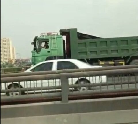 Clip: Phẫn nộ nhìn tài xế xe tải 'hồn nhiên' đi lùi trên đường cao tốc
