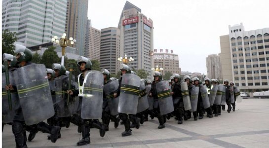 Trung Quốc cấm để râu, che mặt ở Tân Cương