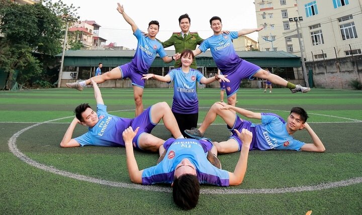 Ảnh kỷ yếu hài hước của sinh viên cảnh sát khiến dân mạng thích thú