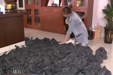 Mang 2 tấn tiền xu đi mua phụ tùng ô tô