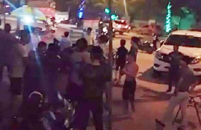 Đang ngồi uống nước, bị 3 kẻ lạ mặt đi ôtô nã đạn vào người