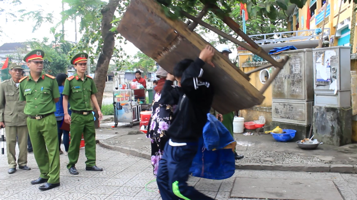 Dẹp ‘cướp’ vỉa hè ở Huế: Dân tự động di dời những vật dụng lấn chiếm