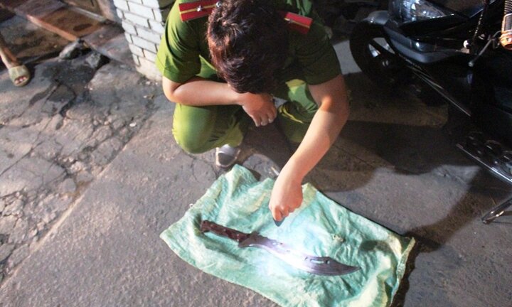 Ngồi ăn cơm, nam thanh niên bị 2 kẻ lạ mặt xông vào chém chết