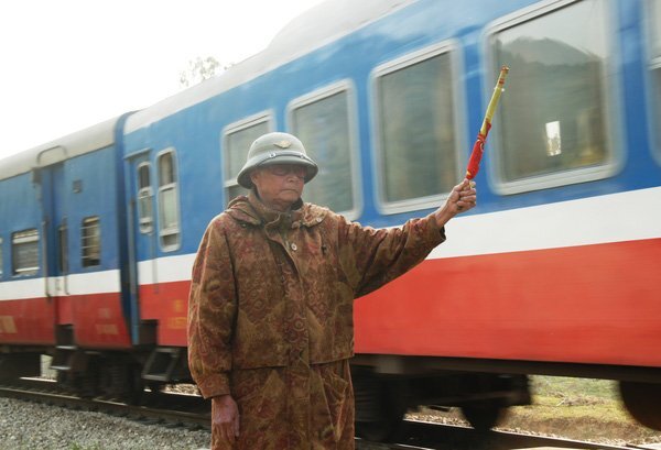 Người cựu binh già 12 năm thầm lặng gác chắn đường sắt không lương