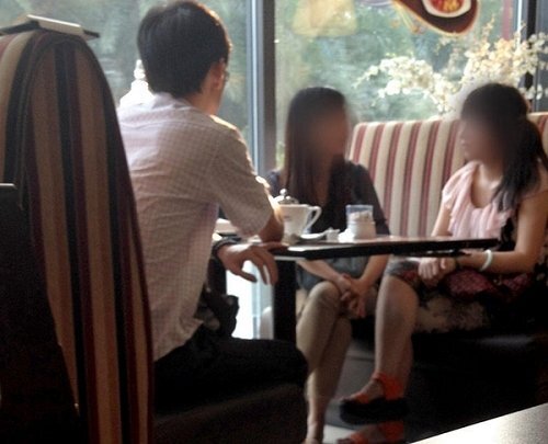 Nữ sinh liều lĩnh bán trứng của mình để mua iPhone 7 Plus