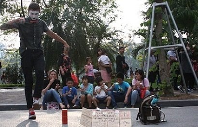 Ông Tây làm xiếc bên Hồ Gươm kiếm tiền đi vòng quanh thế giới