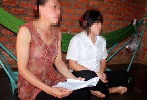 Quan hệ với cả nhân tình của mẹ, bé gái 14 tuổi sinh con