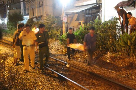 TP.HCM: Nhậu say, 'ma men' ngồi giữa đường ray bị tàu hỏa đâm chết