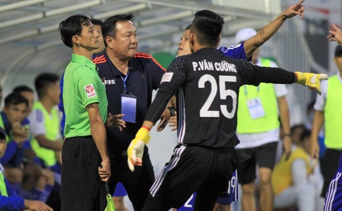 Trọng tài công nhận bàn thắng việt vị của HAGL bị phạt thế nào?