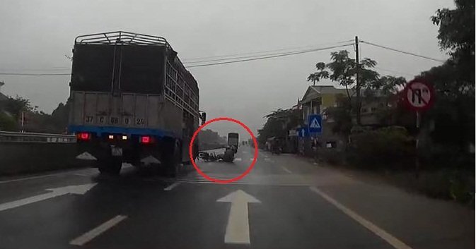 Xe tải nghiền nát xe máy, 2 người thoát chết thần kỳ