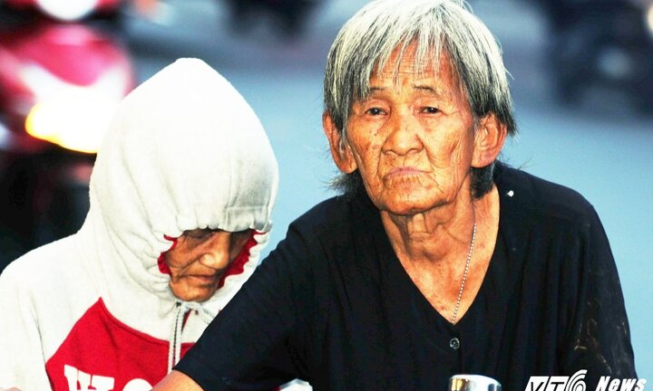 Xót xa mẹ già 80 tuổi đẩy xe chở con gái tật nguyền đi khắp Sài Gòn nhặt ve chai