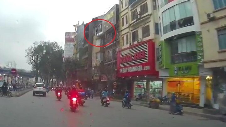 Bồn nước 'từ trên trời rơi xuống' suýt giết người đi đường