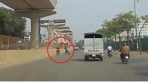 Nghênh ngang đi ngược chiều, thanh niên bị đập gậy vào lưng