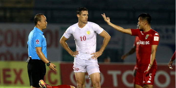 Công Vinh thanh lý chân sút ‘thánh gỗ’ người Nga