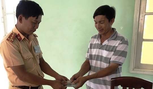 CSGT nhặt được bịch tiền, tìm người mất trả lại