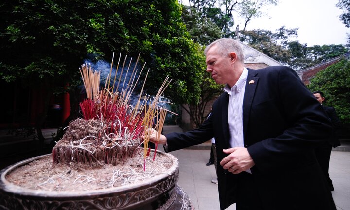 Đại sứ Mỹ Ted Osius đạp xe thăm và dâng hương Đền Hùng trước ngày Giỗ tổ