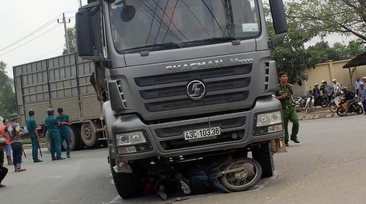 Đi khám bệnh, cô gái trẻ bị xe tải cán chết thương tâm