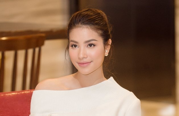 Hoa hậu Phạm Hương lộ vai trần nõn nà, khoe giọng hát trong MV mới