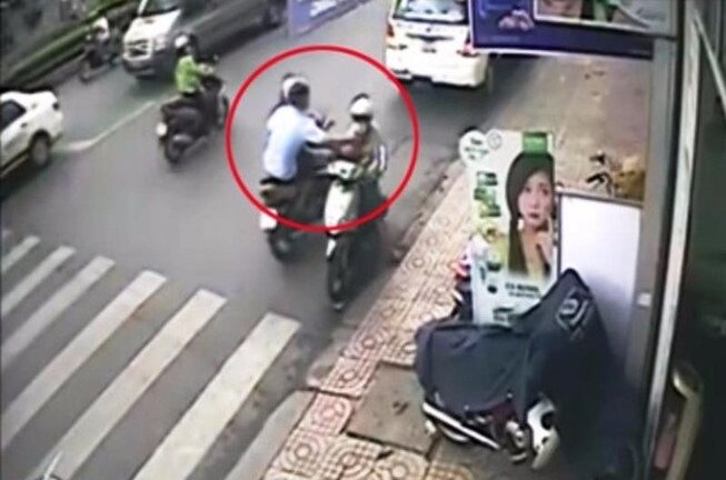 Người phụ nữ túm cổ áo, giật ngã tên cướp điện thoại