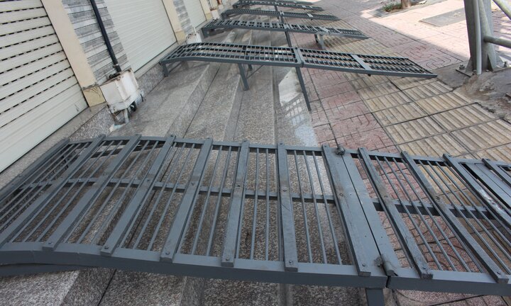 Video: 'Ma trận' bậc tam cấp trắng trợn 'cướp' vỉa hè ở TP.HCM