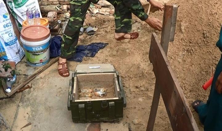 Video: Tìm thấy nhiều đạn phóng lựu M79 dưới móng nhà