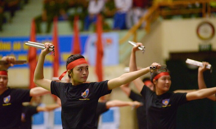 Video: Nữ chiến sĩ cảnh sát cơ động múa côn nhị khúc vun vút