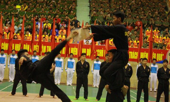 Cảnh sát đặc nhiệm bay người hạ gục đối thủ trong chớp mắt