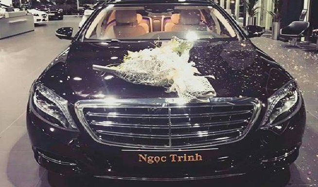 Chia tay Hoàng Kiều, Ngọc Trinh tậu siêu xe khiến dân mạng xôn xao