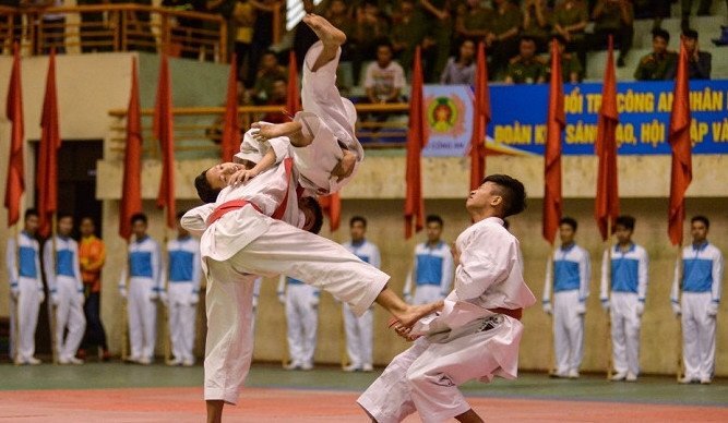 Chiến sĩ công an trẻ biểu diễn Karatedo đều tăm tắp, không một động tác thừa